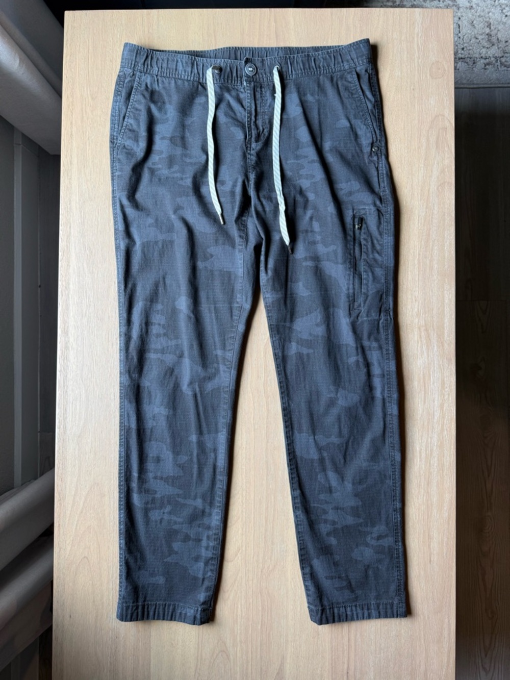 Vuori Men's Ripstop Gray Camo Drawstring Pants Size Large